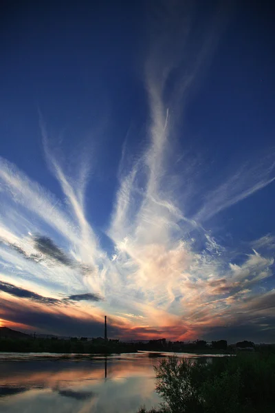 Zonsondergang op de rivier — Stockfoto