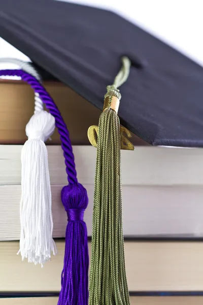 帽和软线在书籍、 成就和教育上的符号 — 图库照片