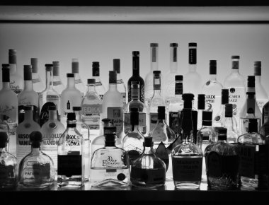 alkol şişeleri ile Bar