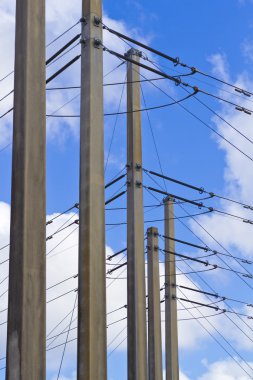 parlak mavi arka plan ile powerlines