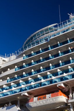 cruiseschip met balkons aan het water op een heldere dag open