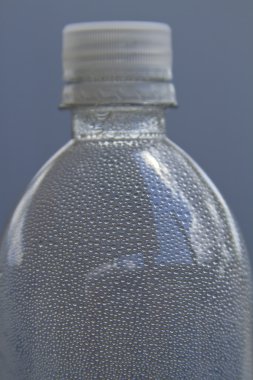 minyatür iç boyunca su damlacıkları ile su şişesi.