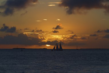 gün batımında yelkenli