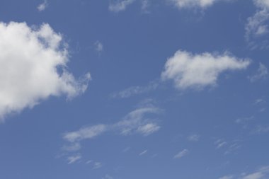 Bulutlu mavi gökyüzü