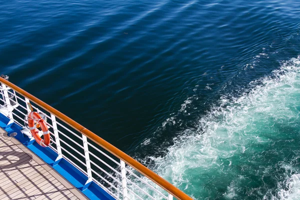 Vue sur la mer depuis le bateau — Photo