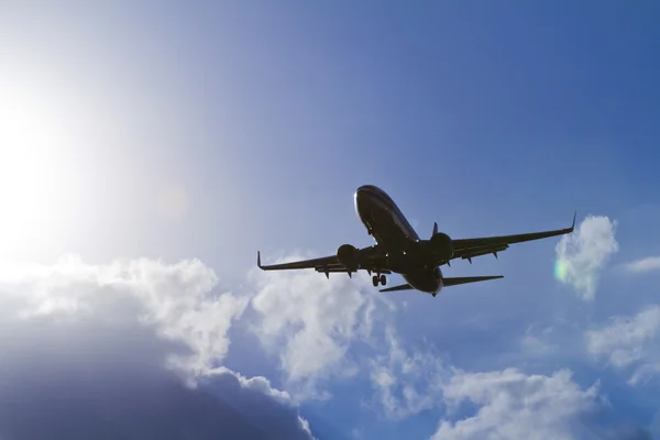 Vliegtuig in de lucht, vanuit een lange reis te raken naar beneden op de landing pad. — Stockfoto