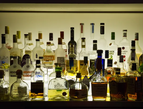 Bar con botellas de alcohol — Foto de Stock