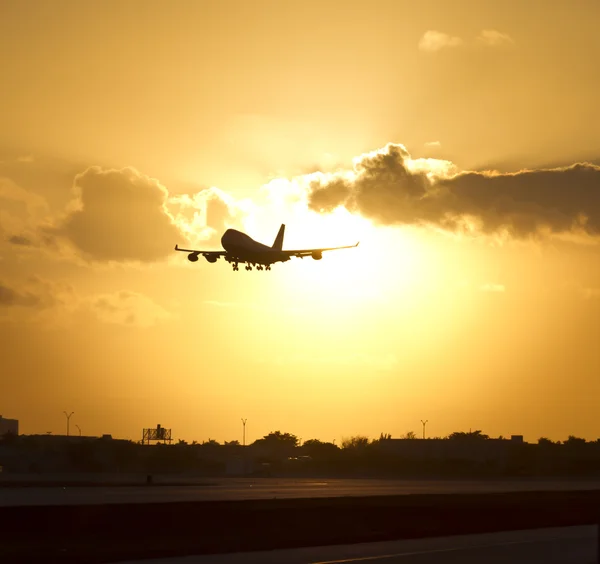 Vliegtuig in de lucht, vanuit een lange reis te raken naar beneden op de landing pad. — Stockfoto