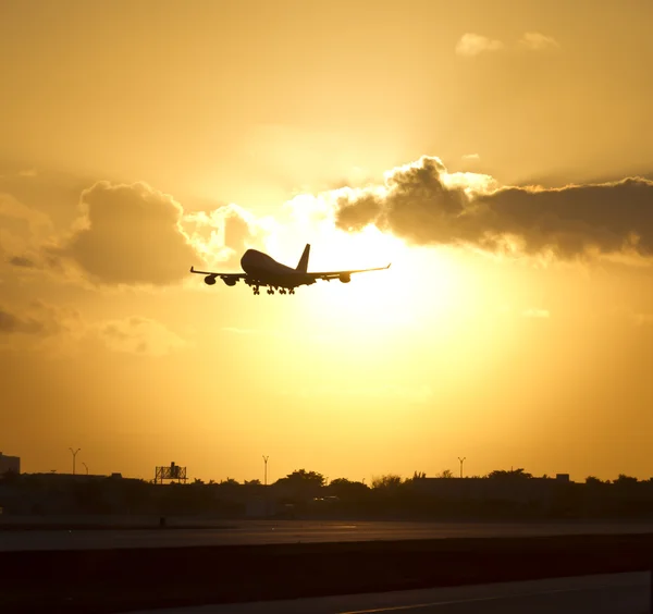 Fly i himlen, ankommer fra en lang tur til landing ned på landing pad . - Stock-foto