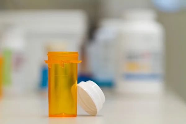 Botol obat siap untuk diisi, menghitung baki di latar belakang — Stok Foto