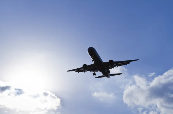 Plane in the sky, arriving from a long trip to touch down at the landing pad. — Stock Photo, Image