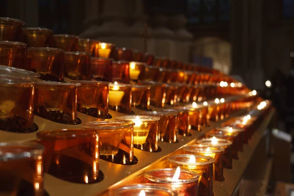 Luzes de velas na catedral — Fotografia de Stock