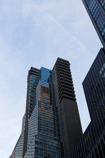 Weergave van een hoog kantoor gebouw in de stad, geschoten met perspectief — Stockfoto