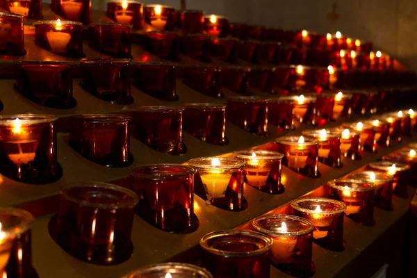 Luces de velas en la catedral — Foto de Stock