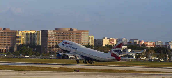 Fly i himlen, ankommer fra en lang tur til landing ned på landing pad . - Stock-foto