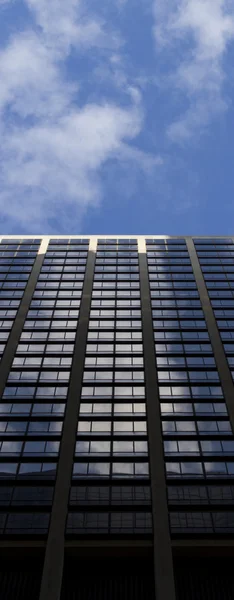 Blick auf ein hohes Bürogebäude in der Stadt, aufgenommen mit Perspektive — Stockfoto
