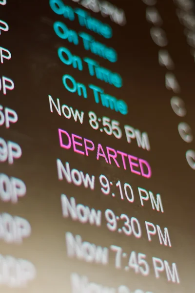 Monitoraggio aeroportuale con diverse parole sul traffico aereo che segnalano lo stato di un determinato volo . — Foto Stock