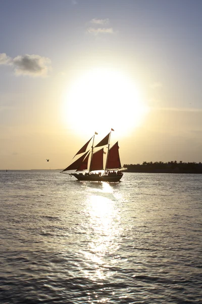 Statek piratów z Karaibów z tłem zachód słońca na horyzoncie — Zdjęcie stockowe