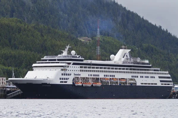 Kreuzfahrtschiff in alaskanischen Gewässern — Stockfoto