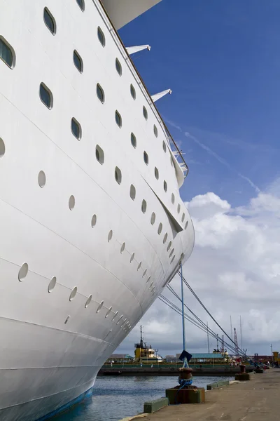 Cruiseschip gedokt — Stockfoto