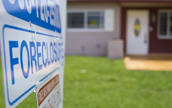A foreclosure sign outside of a condemned home — Stock Photo, Image