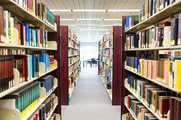 Cenário da biblioteca com livros e material de leitura — Fotografia de Stock