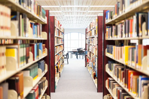 Cenário da biblioteca com livros e material de leitura — Fotografia de Stock