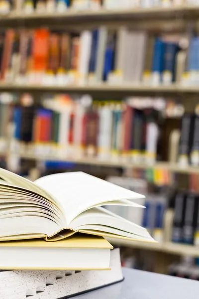 Livro didático aberto em ambiente escolar — Fotografia de Stock