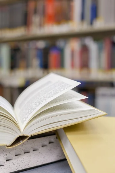 Livro didático aberto em ambiente escolar — Fotografia de Stock