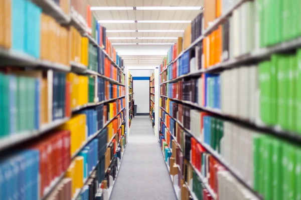 Cenário da biblioteca com livros e material de leitura — Fotografia de Stock