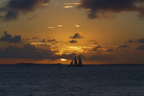 Zeilboot bij zonsondergang — Stockfoto