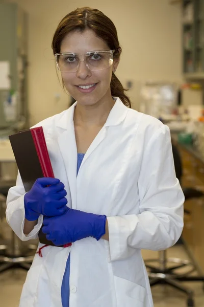 Científico que trabajaba en su laboratorio — Stockfoto