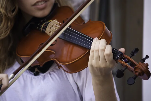 Menina tocando violino — Fotografia de Stock