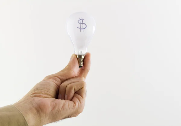 Mano che tiene una lampadina, segno del dollaro scritto sulla lampadina che rappresenta il costo di elettricità o il costo delle necessità. - ecologia orientata Foto Stock