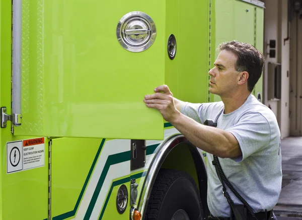 Feuerwehr überprüft Ausrüstung Stockbild