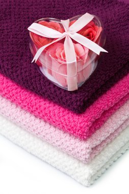 banyo havlusu üzerinde kalp şeklinde bir kutu içinde sabun köpüğü gül