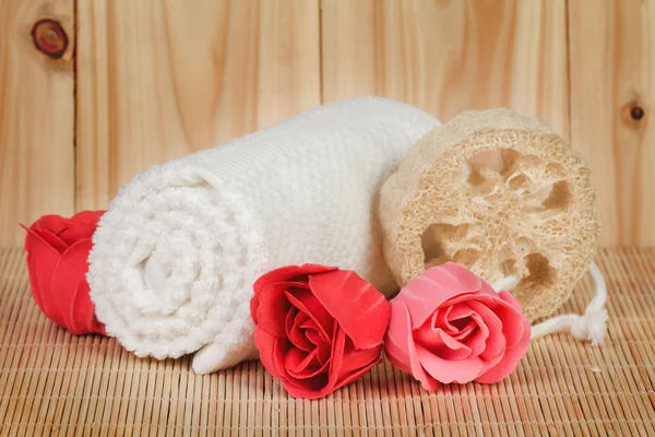 Έννοια του Spa - σαπούνι αφρού τριαντάφυλλα και πετσέτα μπάνιου — Φωτογραφία Αρχείου
