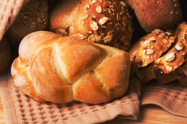 Ahşap masada pişmiş ekmek çeşitleri