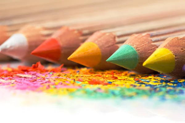 Цветные заостренные карандаши — стоковое фото