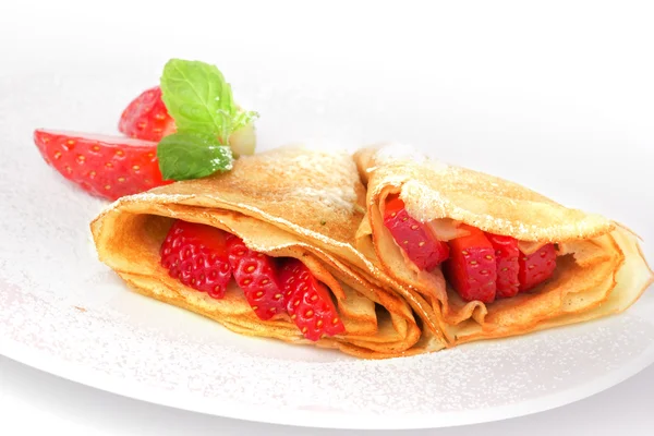 Pfannkuchen. Crêpes mit Erdbeere auf weißem Hintergrund — Stockfoto