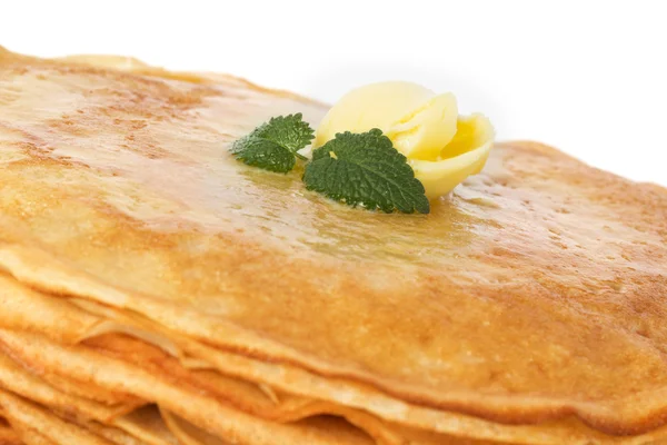 Montón de panqueques. crepes con mantequilla aislada sobre blanco — Foto de Stock