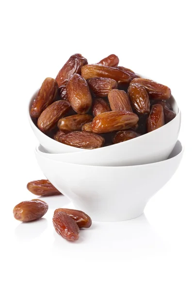 Date fresche in ciotola isolate su fondo bianco — Foto Stock