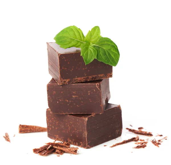 Closeup pieces of chocolate parts and mint leaves isolated on w — Stock Photo, Image