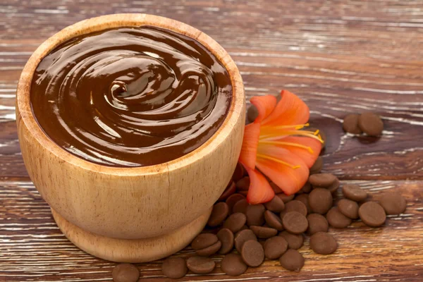 Bir kasede çikolata maskesi