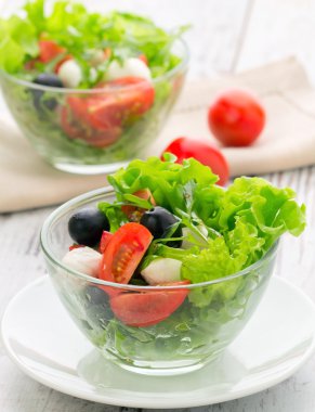 sağlıklı gıda - mozzarella, roka ve domates salatası