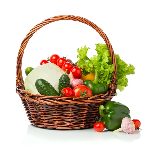 taze sebze ile üzerine beyaz izole bir sepet içinde yeşil salata