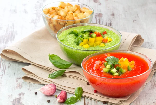 sarımsak croutons lezzetli soğuk kırmızı ve yeşil gazpacho çorbası