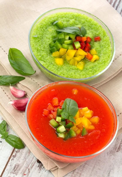 kase lezzetli soğuk kırmızı ve yeşil gazpacho çorbası