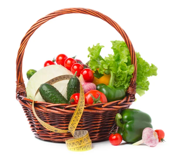 diyet kavramı - taze sebze ve ölçüm bandı sepet
