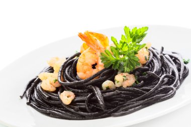 siyah üzerine beyaz izole karides spagetti